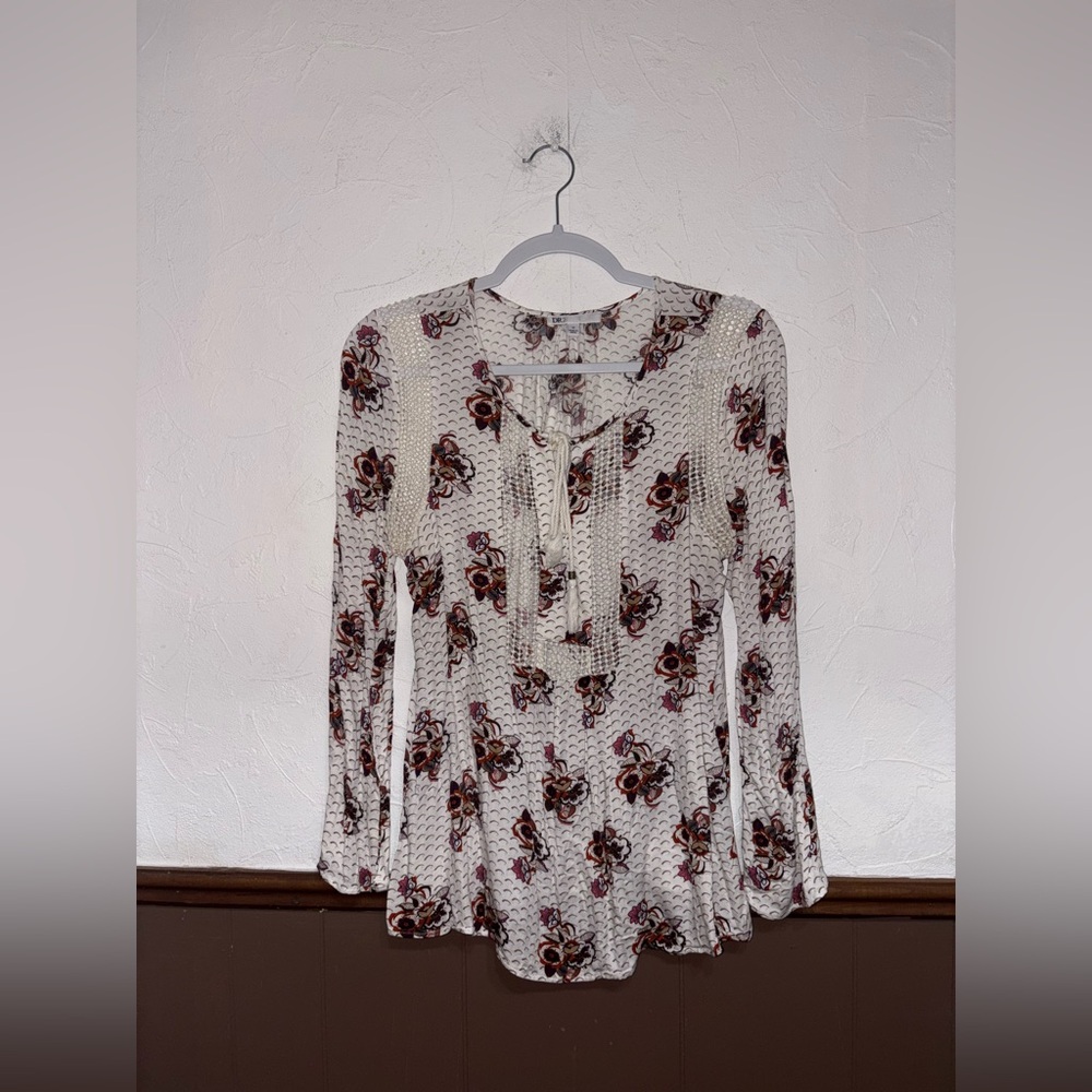 DR2 : White Floral Blouse